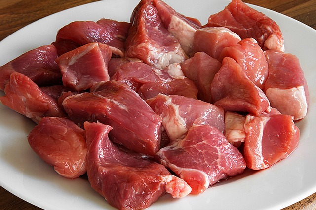 Surowa, pokrojona wołowina. Mięso dla psa jest jedynym słusznym i pełnowartościowym źródłem białka