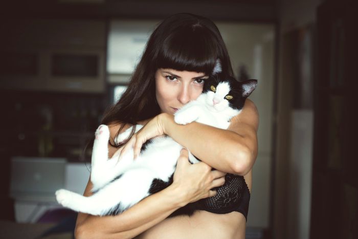 Kobieta z kotem na rękach.